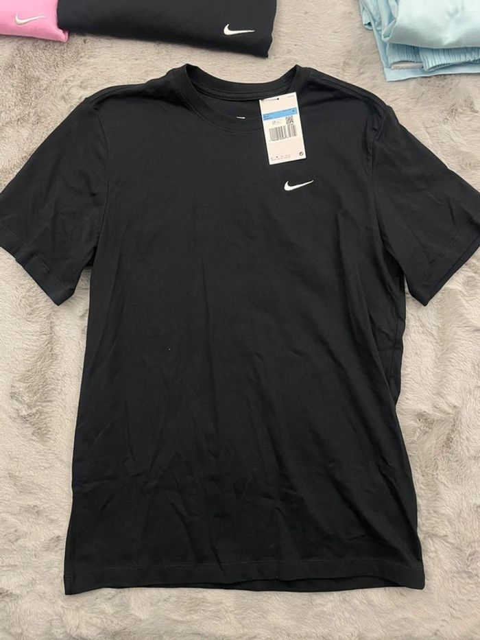T-shirt Nike noir logo brodé blanc - Taille M - photo numéro 2