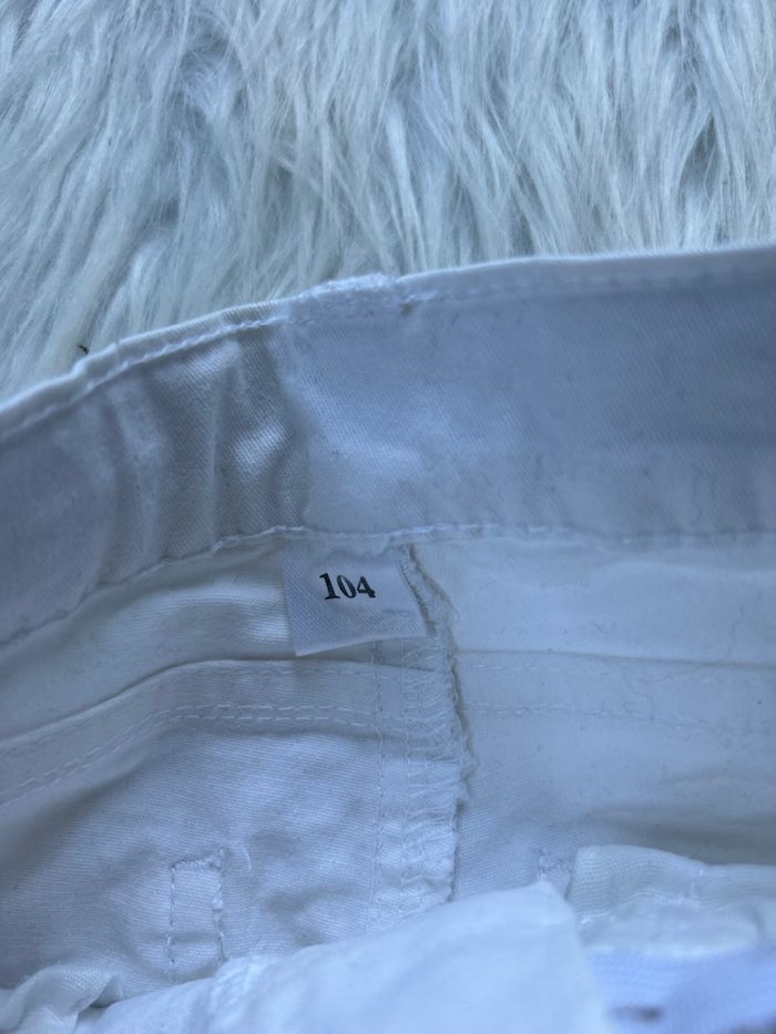 Très beau jeans blanc 🥰 taille 104 cm - photo numéro 2