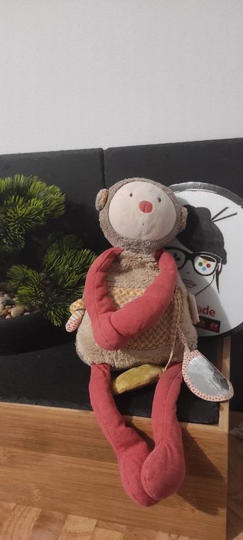 Doudou Singe d’activité Les Papoum beige rouge peluche miroir Aimant Moulin Roty