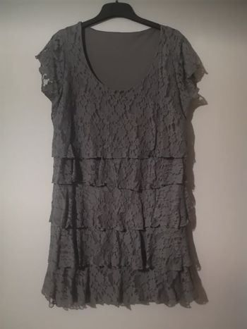 Robe en dentelle.. Taille 42/44. Très bon état.