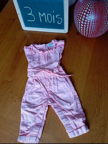 Combinaison Tape à l'oeil taille 3 mois en très bon état