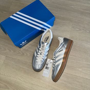Basket Adidas Gazelle Indoor en cuir Taille 43 Argenté Neuves