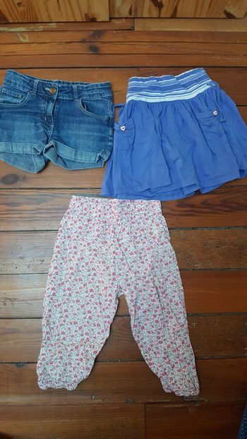 Lot de 3 bas été 1 pantalon léger 3/4 fantaisie, 1 jupe en tissus épais et 1 short court en Jean's
