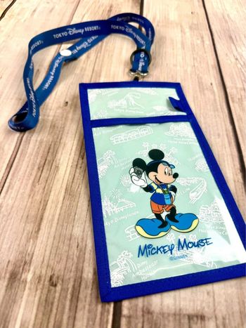 Lanière Disney pochette porte pass Mickey Tokyo Disneyland