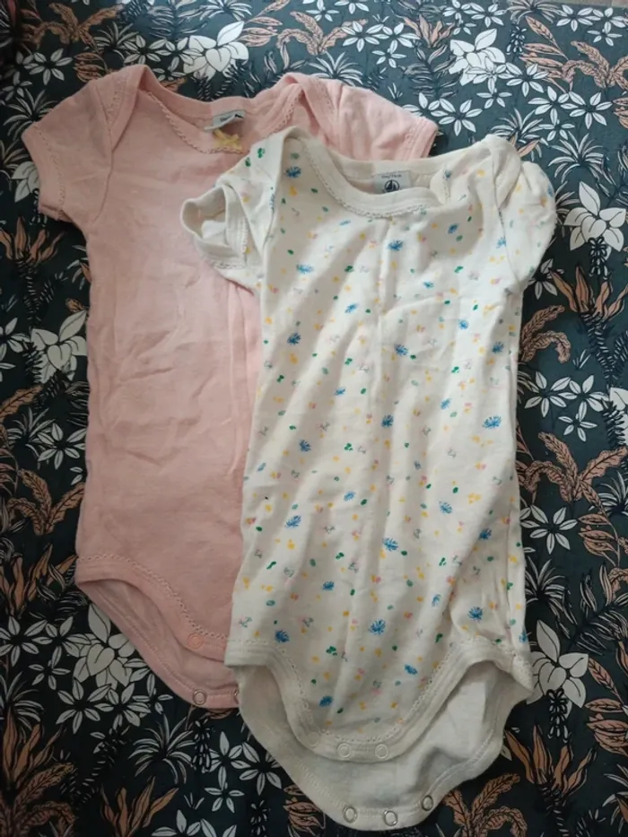 Lot de 2 bodies manches courtes petit bateau 74cm rose jaune bleu