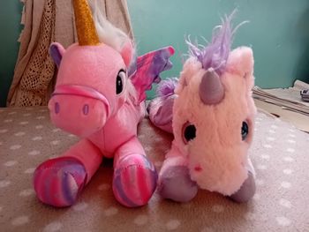 Deux peluches licornes rose