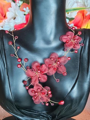 Collier fleurs et perles, acier inoxydable