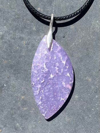 Sublime pendentif en agate grappe ou calcédoine botryoïdale