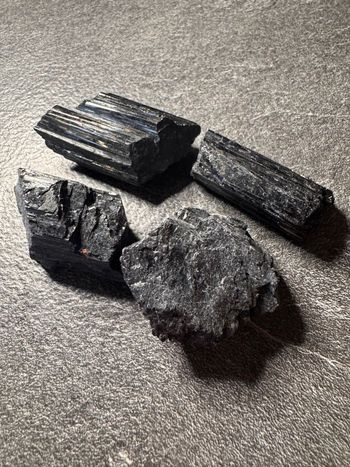 Lot 4 Tourmalines noires brutes – 153 g – Pierres naturelles