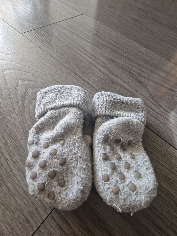 Lot de une paire chaussures bébé et chaussettes antidérapantes - photo numéro 3