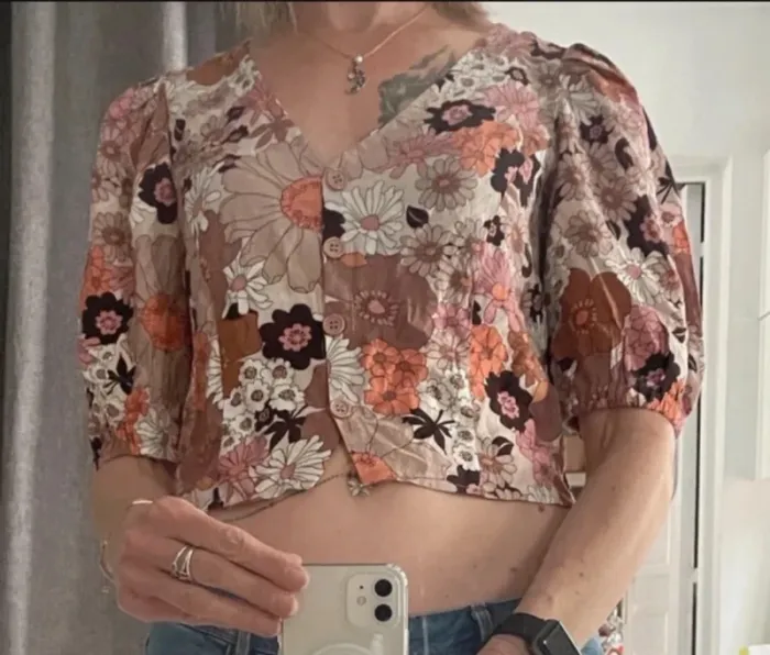 🌸 Blouse courte à fleurs rétro Cropp - Taille M 🌸 - photo numéro 2