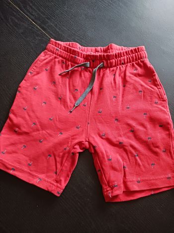 Short rouge.