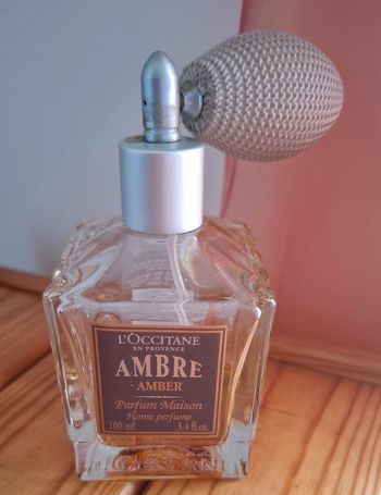 Bouteille parfum maison Ambre L'occitane