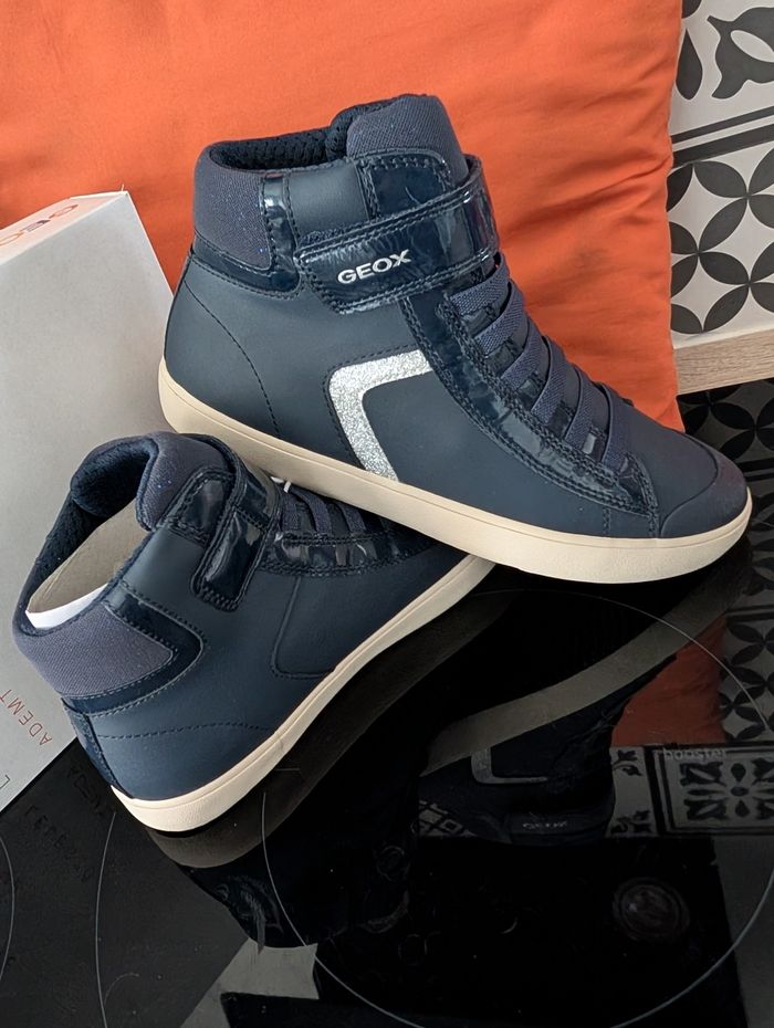 Chaussures montantes fille.  Taille 37. Neuf. Geox