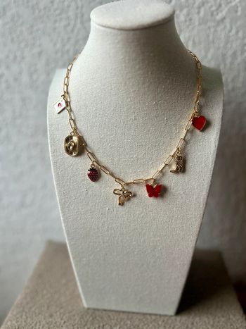Collier à breloques rouge