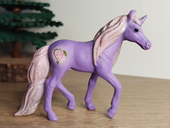 Figurine jeune licorne lilas Schleich Animal imaginaire Bayala - photo numéro 2