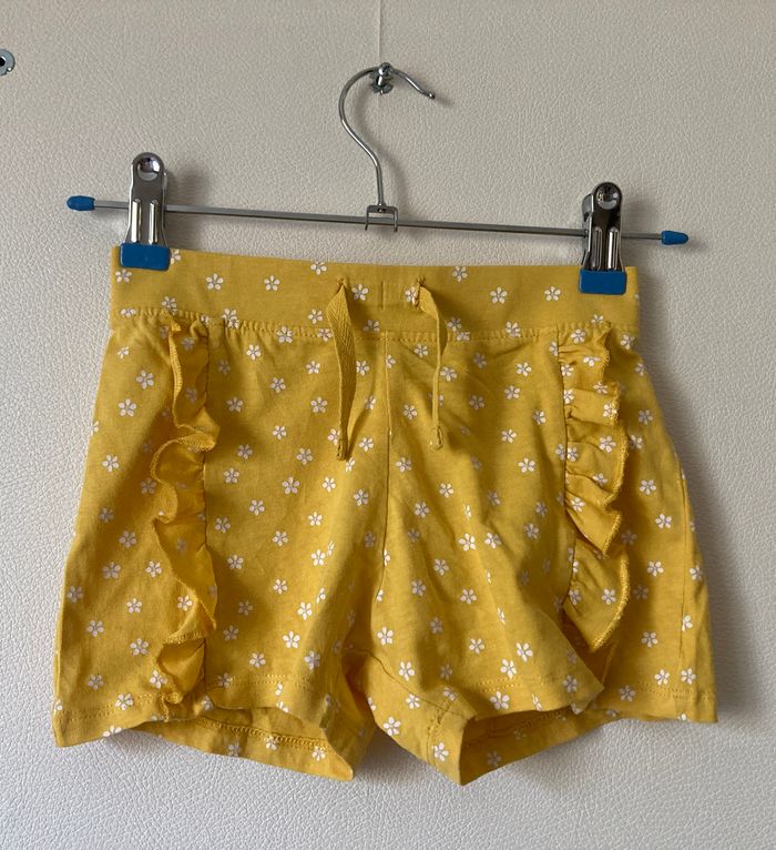 short volanté fleuri taille 2/3 ans