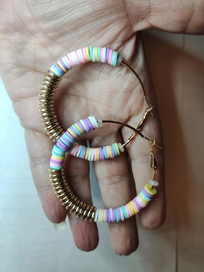 Boucles d'oreilles créoles multicolore - photo numéro 4