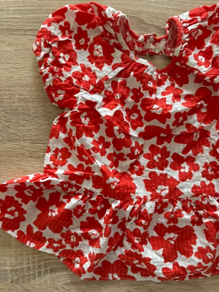 Robe à fleurs rouge et blanc Zara 12 mois TBE - photo numéro 2