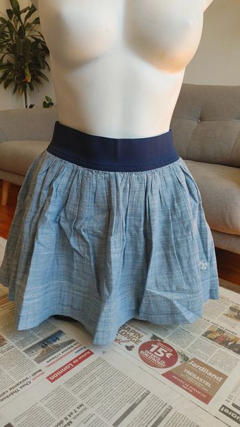 Mini-jupe stylée bouffant avec des volants logo brodé