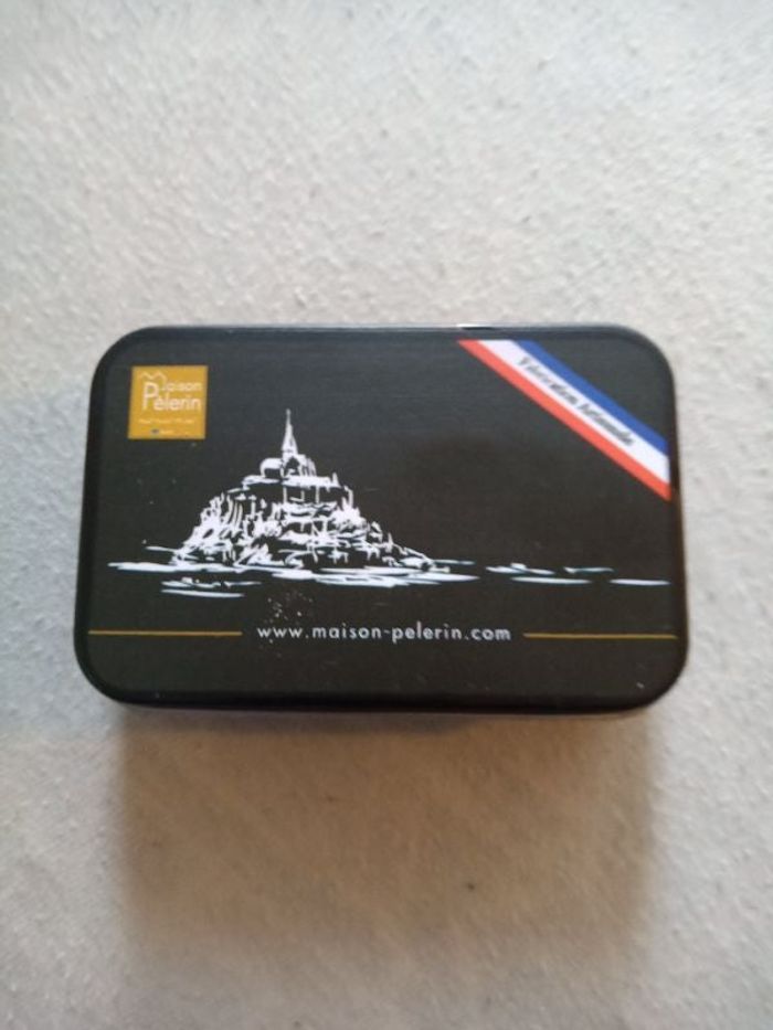 Petite boîte métallique