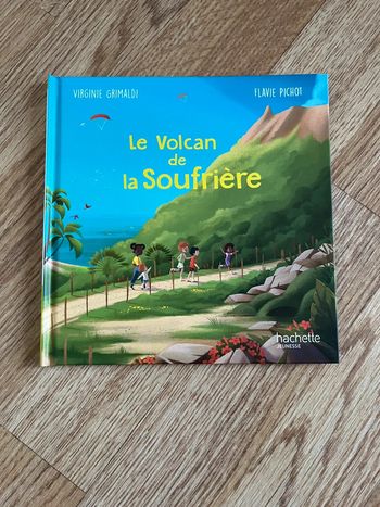 Livre NEUF Le Volcan de la Soufrière.