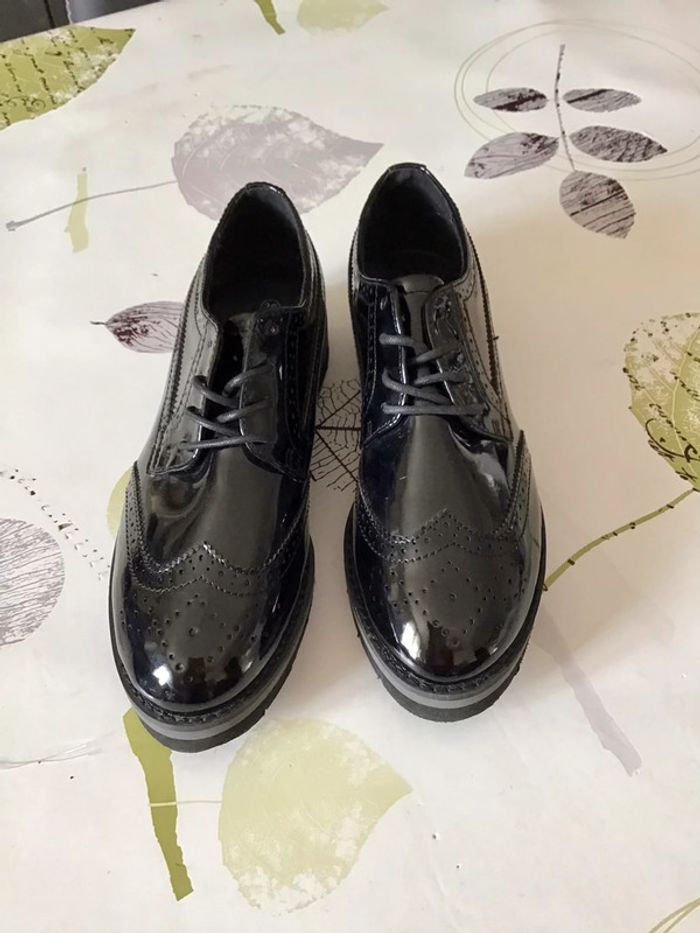 Jolie paire de Chaussures vernis noir taille 36 - photo numéro 3