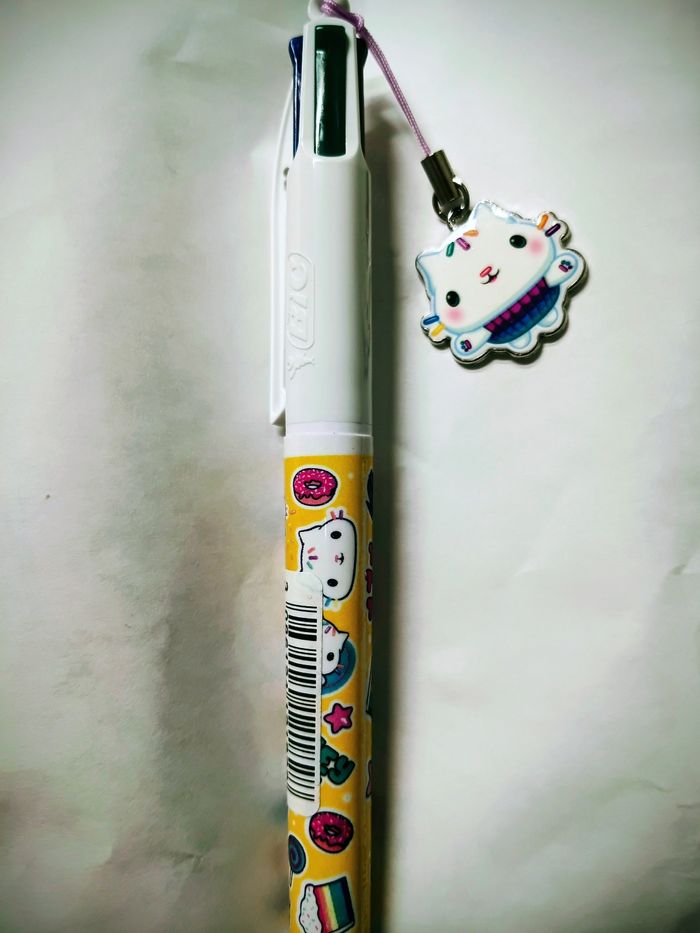 Stylo Bic 4 colours- a collectionner- Edition Gabby's dollhouse- avec breloque - photo numéro 2