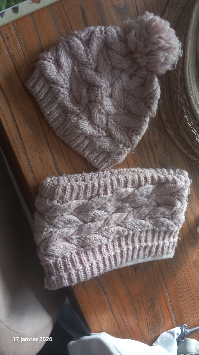 Ensemble 2 pièces bonnet cache cou beige 6/8ans bon état - photo numéro 2