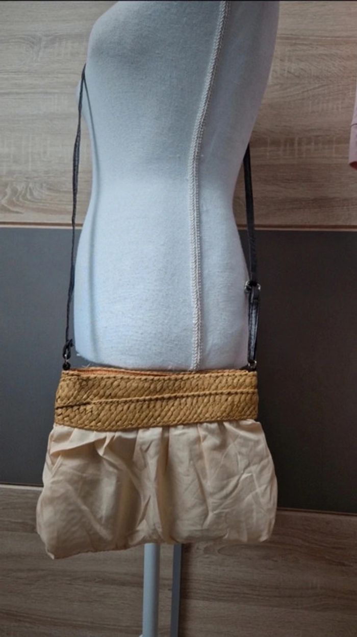 Sacoche avec bandoulière.