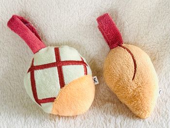 Deux petits jouets en peluche avec scratch à suspendre