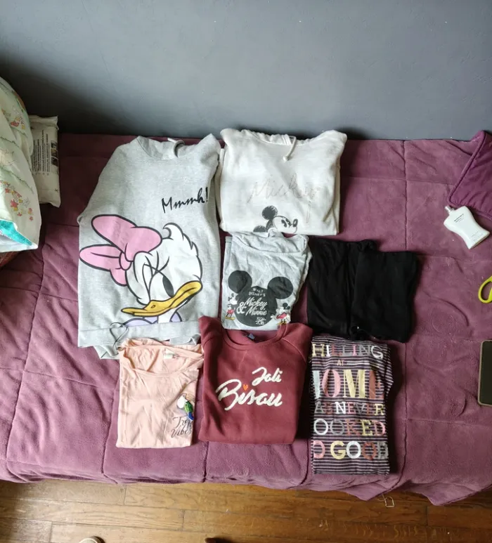 Lot de vêtements en taille s 3 sweats disney+1 t-shirt+2 débardeurs+1 haut de pyjama+1 nuisette