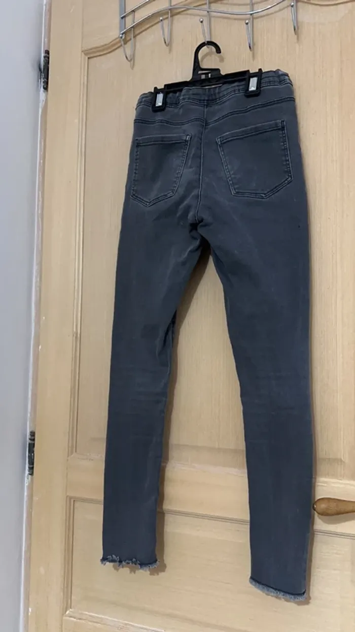 Jean skinny noir troué - photo numéro 4