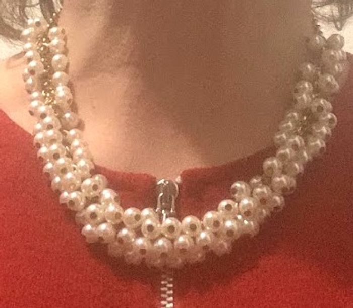 Collier orné de fausses perles