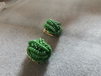 Clips d'oreilles vintage en perles de rocaille vertes made in Italy