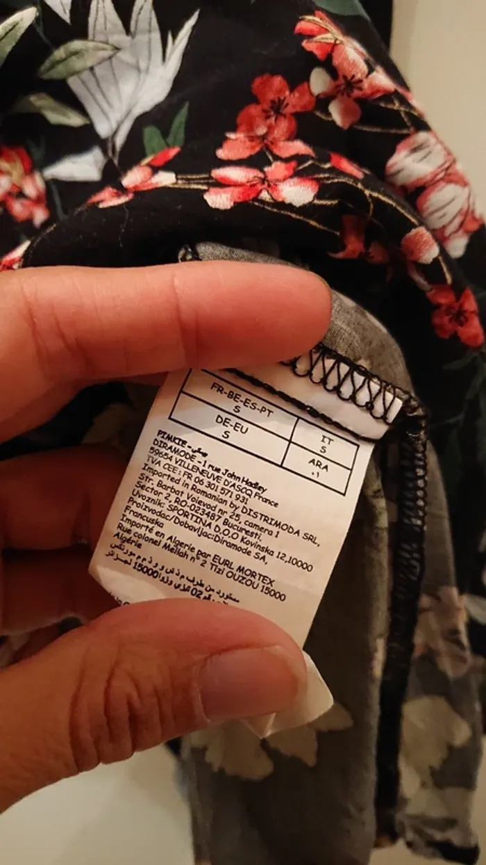 Robe été épaules dénudées noires motif fleuri - photo numéro 3