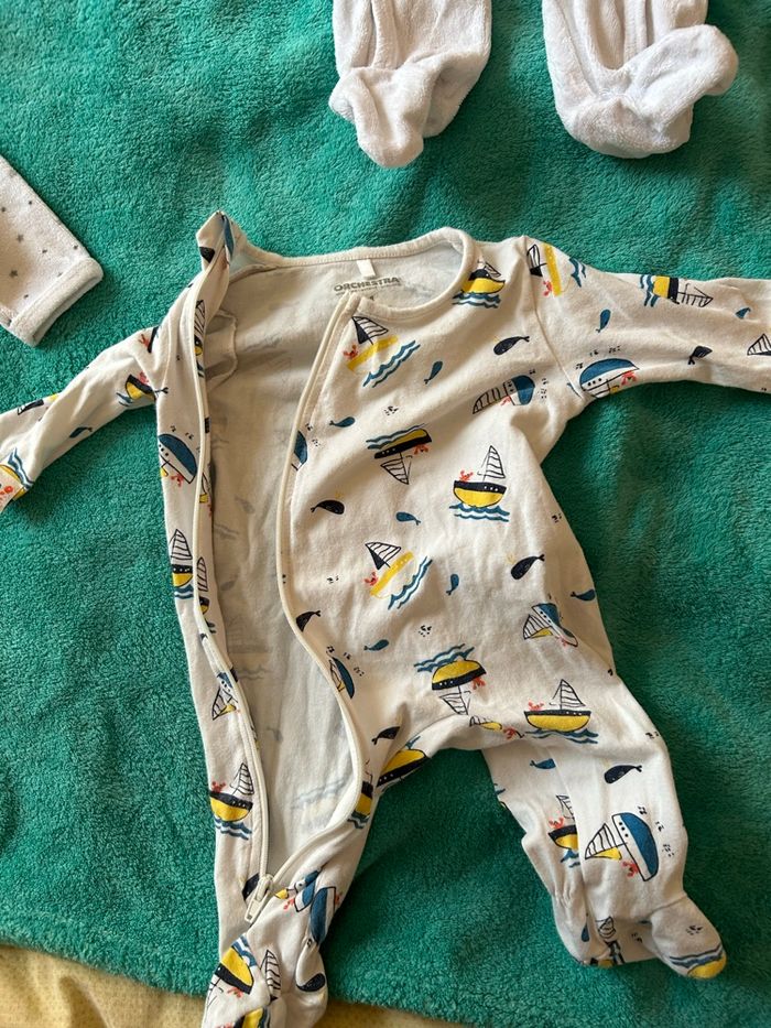 Lot bodies et pyjamas - photo numéro 4