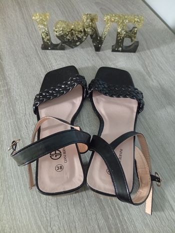 Jolie paire de sandales tressé p'tit talon