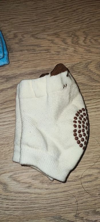 Lot 2 genouillères jamais porté+ plusieurs chaussettes offerte