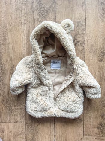 Manteau hiver bébé fille à fourrure Primark taille 6-9 mois 