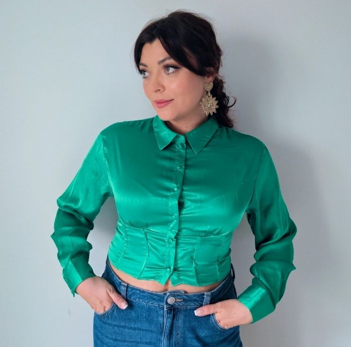 Chemisier court vert satiné moderne tendance printemps Marque FB Sisters Taille 38 M - photo numéro 2