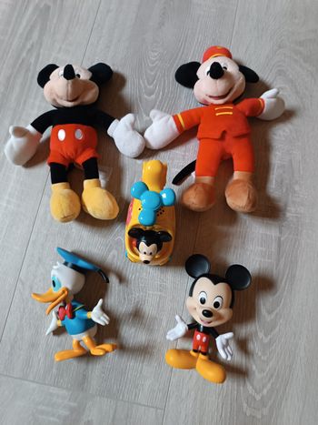 Peluche/figurine+voiture Mickey