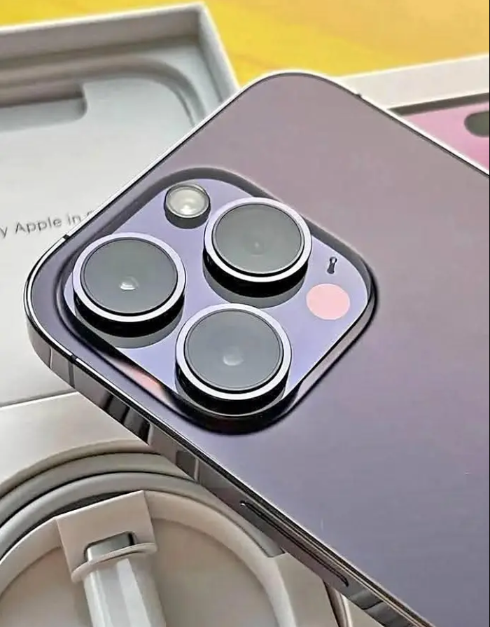 Une iphone quatorze pro max - photo numéro 2