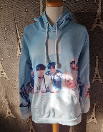 Sweat bleu clair à capuche imprimée Groupe BTS