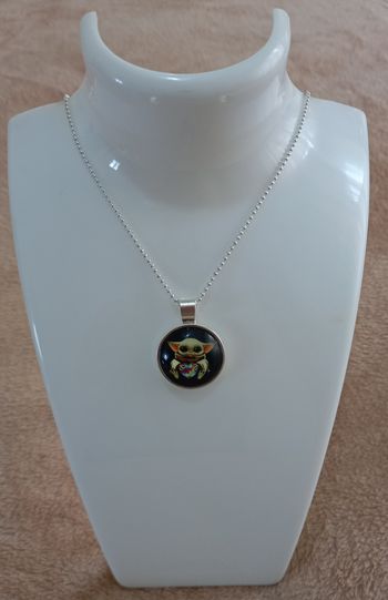 Collier cabochon bébé yoda maille boule