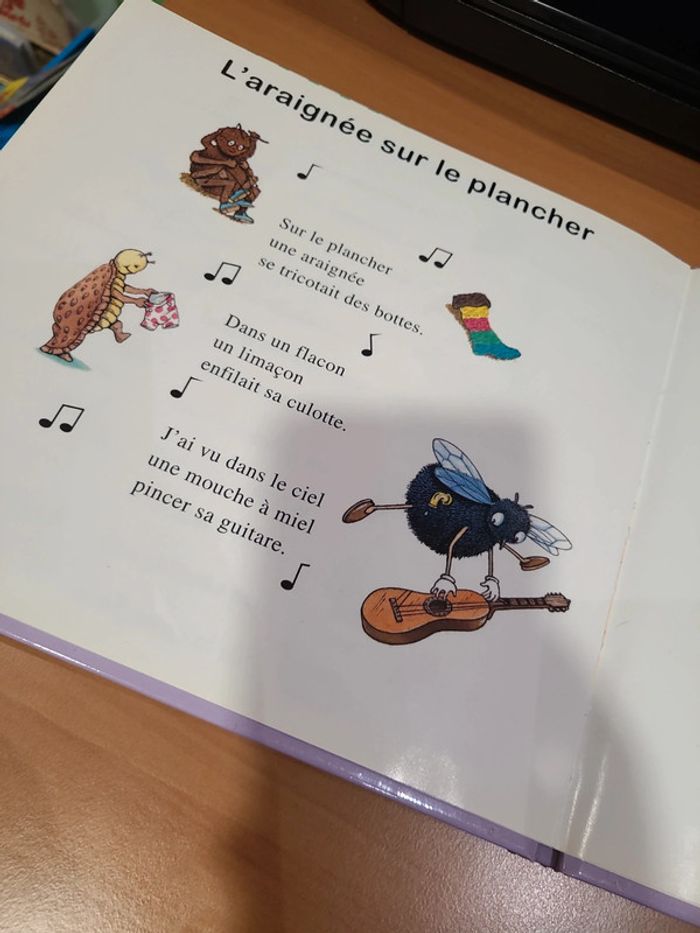 Sur le plancher une araigner se tricotage des lunettes - photo numéro 9