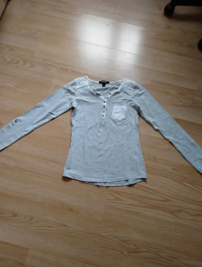 Haut manches longues. Gris et blanc. Femme. Jennyfer. 
Taille 36