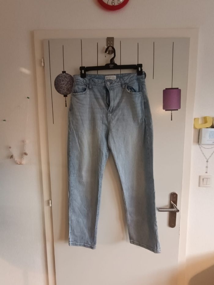 Lot comprenant 
- une jupe noir de marque Gérard Pasquier en taille 40, 
- un pantalon cargos marron crème de marque Primark Care en taille 40 - un jeans bleu clair de marque Primark Care en taille 40 - photo numéro 10