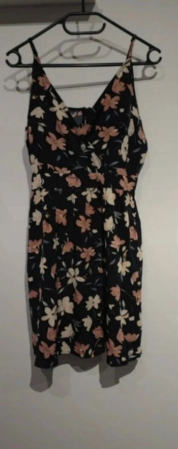 Robe été fines bretelles motifs fleurs