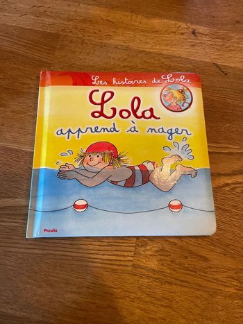Livre Les histoires de Lola Lola apprend à nager